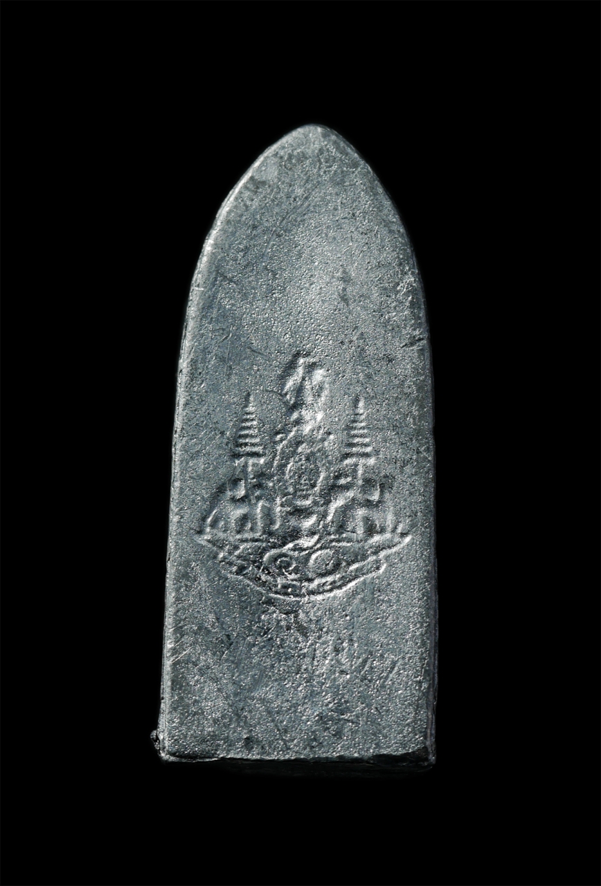 30Jun25 (201)p.jpg - พระรอดหนองมน หลวงพ่ออำนวย วัดธรรมิการาม ต.บางขาม อ.บ้านหมี่ จ.ลพบุรี ปี2539 เนื้อตะกั่วเก่า พระสวย มวลสารดี พร้อมกล่องเดิมๆ น่าเก็บสะสมบูชา  | https://kamulet.in.th